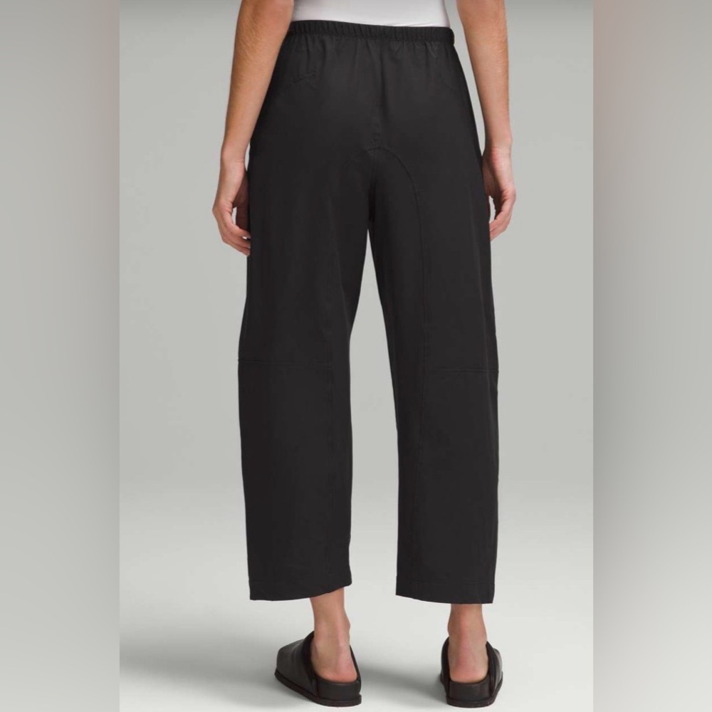 NWOT Lululemon Lightweight Mid-Rise Barrel-Leg Cropped Pant
Black